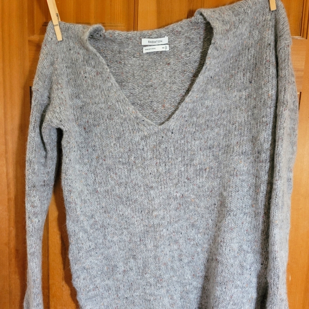 Aritzia Babaton Vneck Sweater